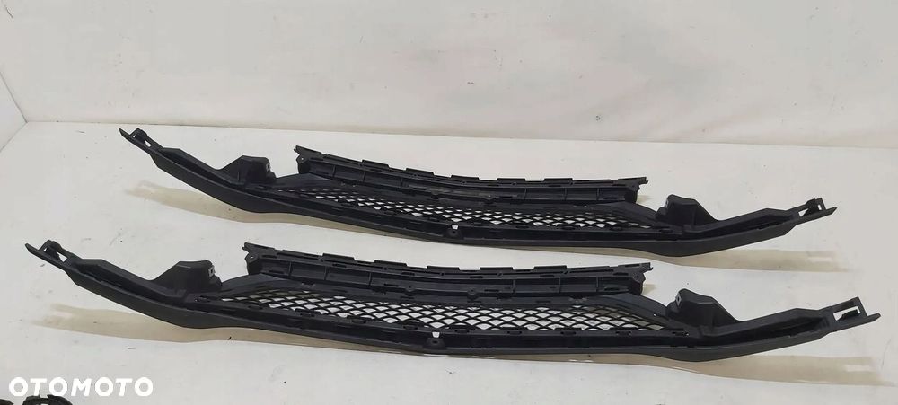 KRATKA ZDERZAKA ŚRODKOWA MERCEDES C-KLASA W205 A205 6.3 AMG A2058852323 - 2