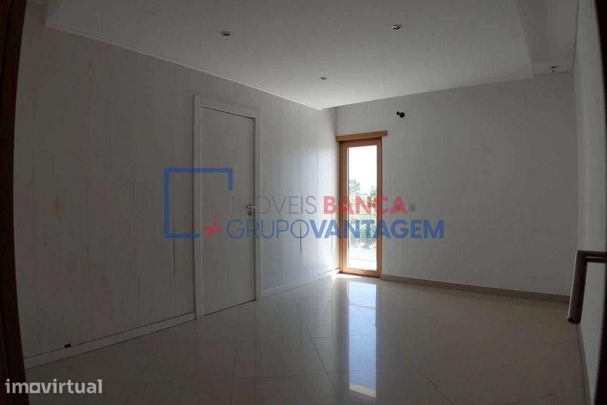 T4 COM 150m2 | SUÍTE | VARANDAS | ARRECADAÇÃO - Grande imagem: 4/30