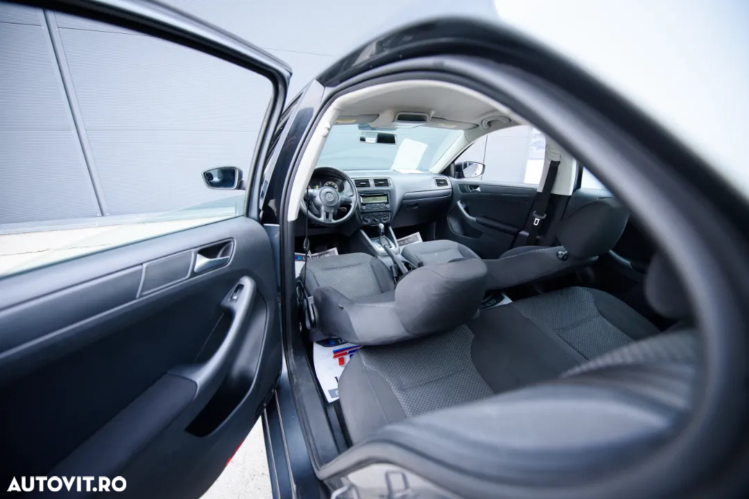 Volkswagen Jetta - 11