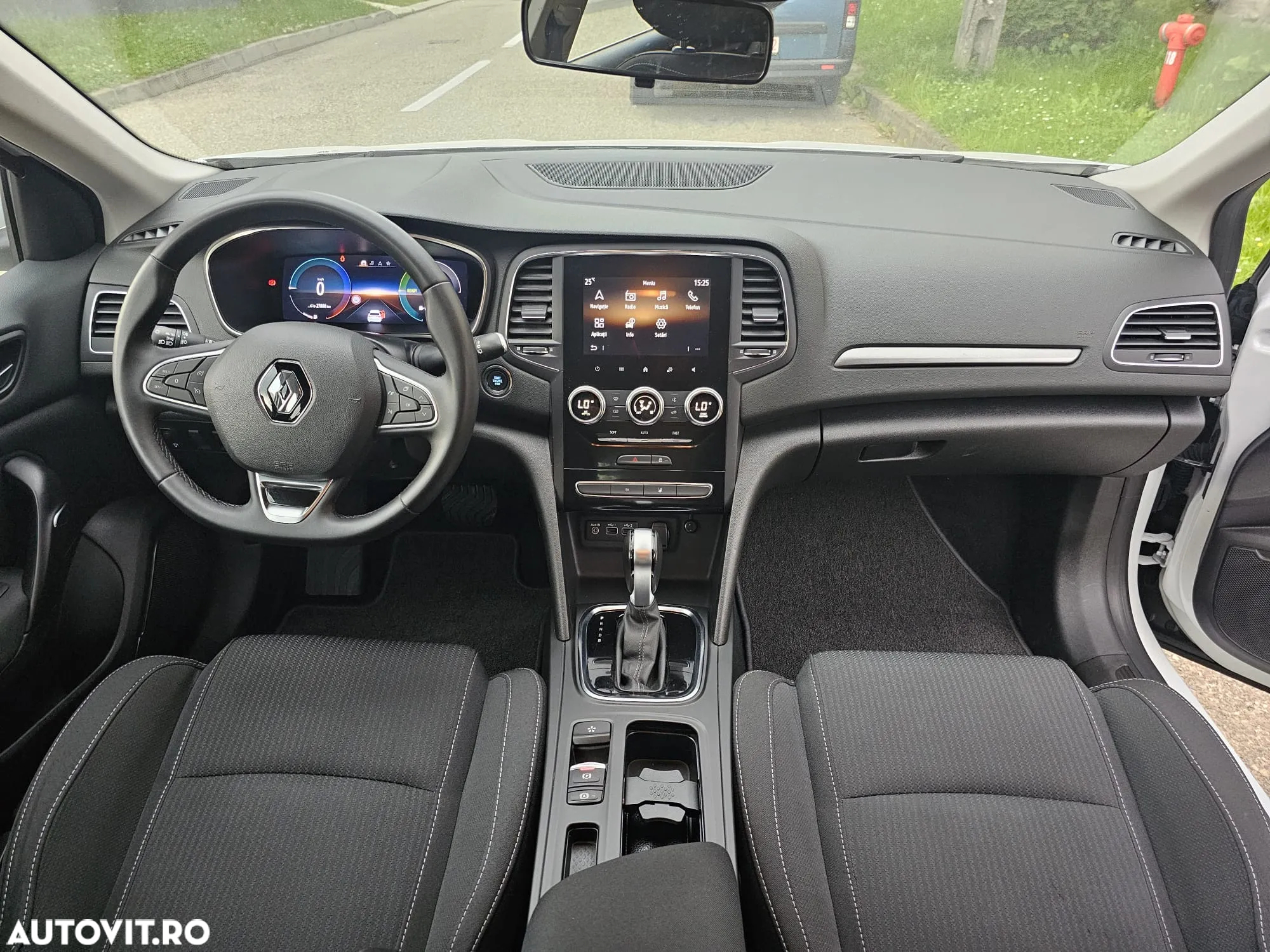 Renault Megane Grandtour E-TECH Plug-in 160 BUSINESS EDITION - 14