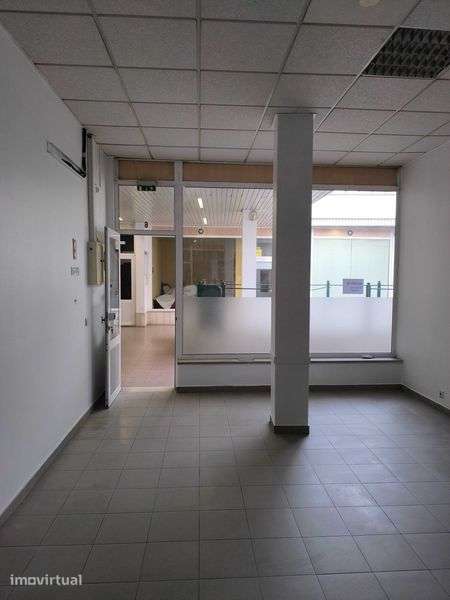 Aluga-se loja no entroncamento - Grande imagem: 2/3