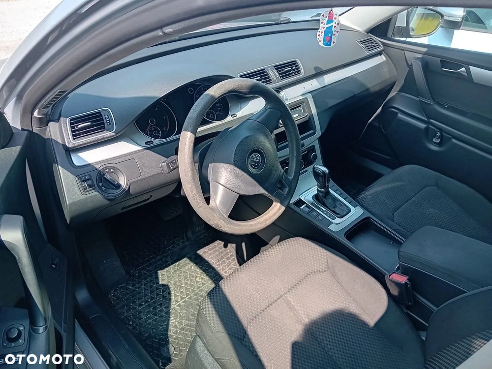 Volkswagen Passat 2.0 TDI Trendline DSG - 13