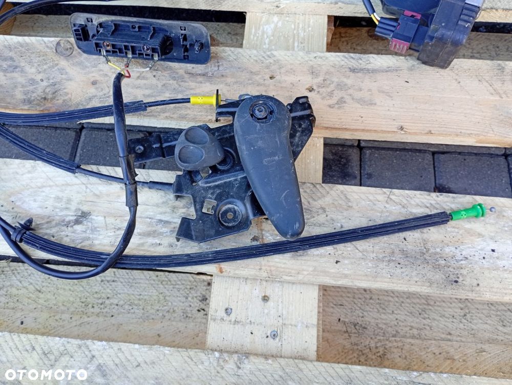 zamek prawy drzwi przesuwnych klamka renault trafic vivaro A primastar 2001-2014 8200008463 - 2