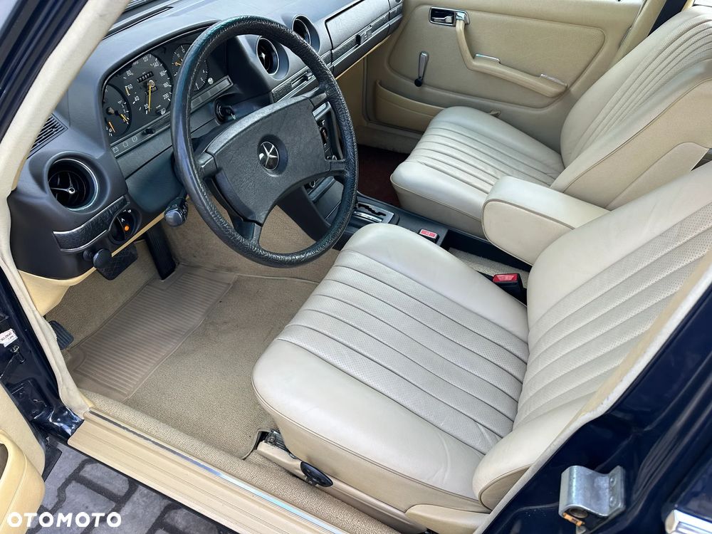 Mercedes-Benz W123 - 22