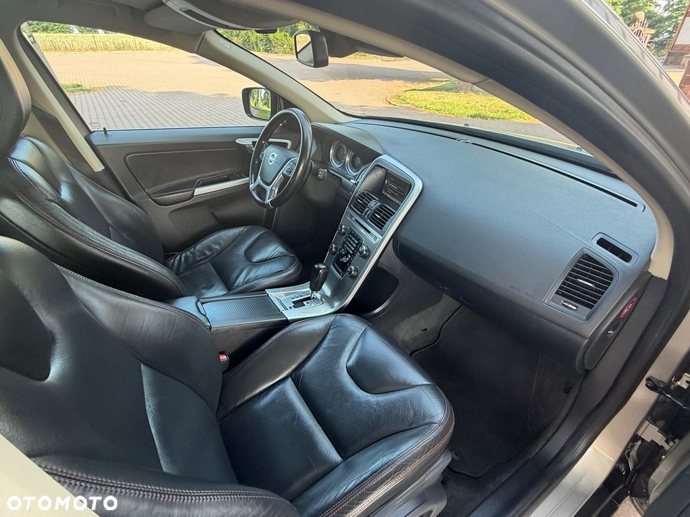 Volvo XC 60 2.0T Powershift Momentum - 17