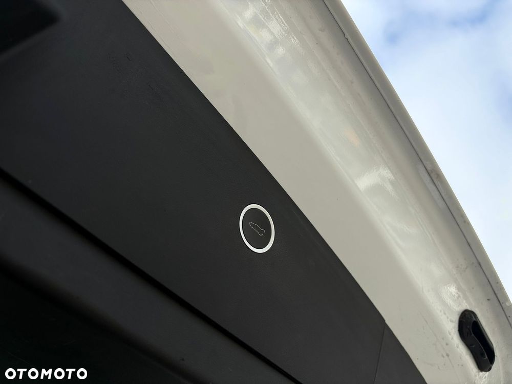 Tesla Model X - 34