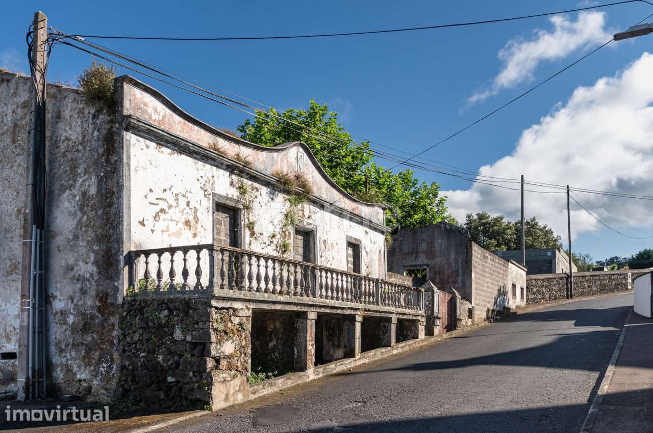 Terreno Urbano com Duas Frentes e Ruína nas Capelas - Grande imagem: 3/15