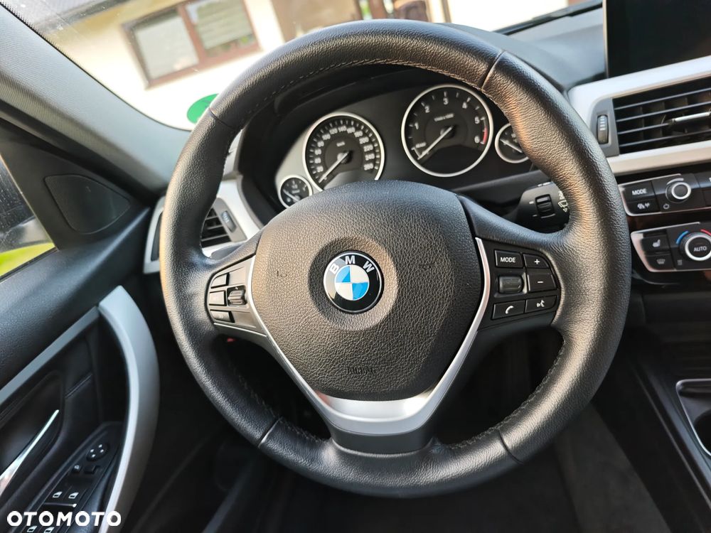 BMW Seria 3 330d Touring Sport Line - 11
