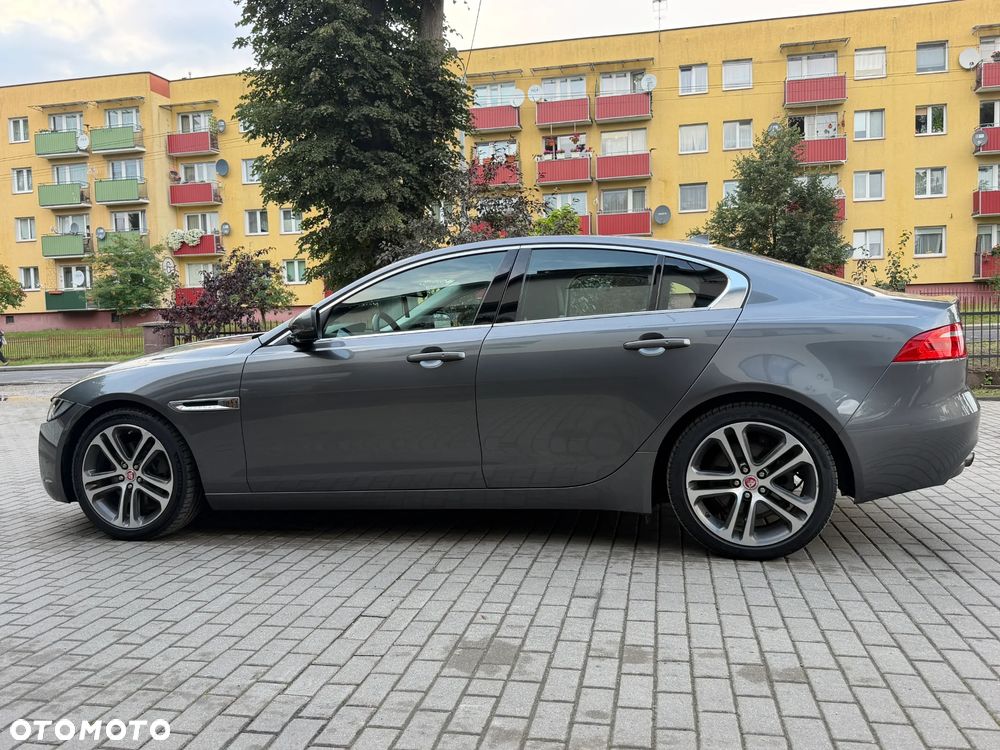 Jaguar XE 2.0 D Portfolio - 16