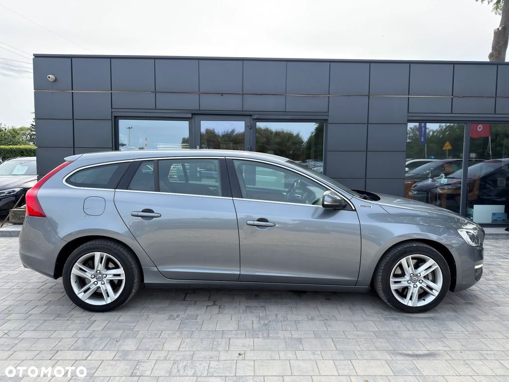 Volvo V60 D6 AWD Plug-in Hybrid R-Design Momentum - 14