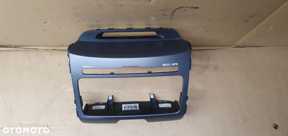 Ramka dekor radia konsoli Kia Sportage III U09781-3810 - 2