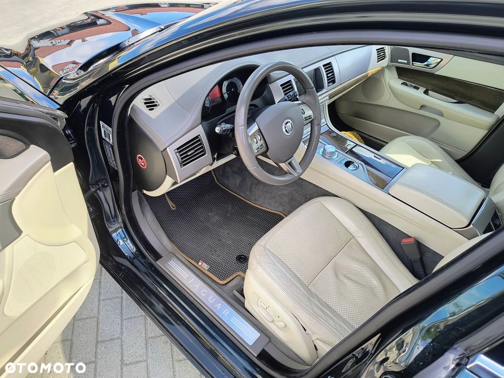 Jaguar XF 4.2 SV8 - 12