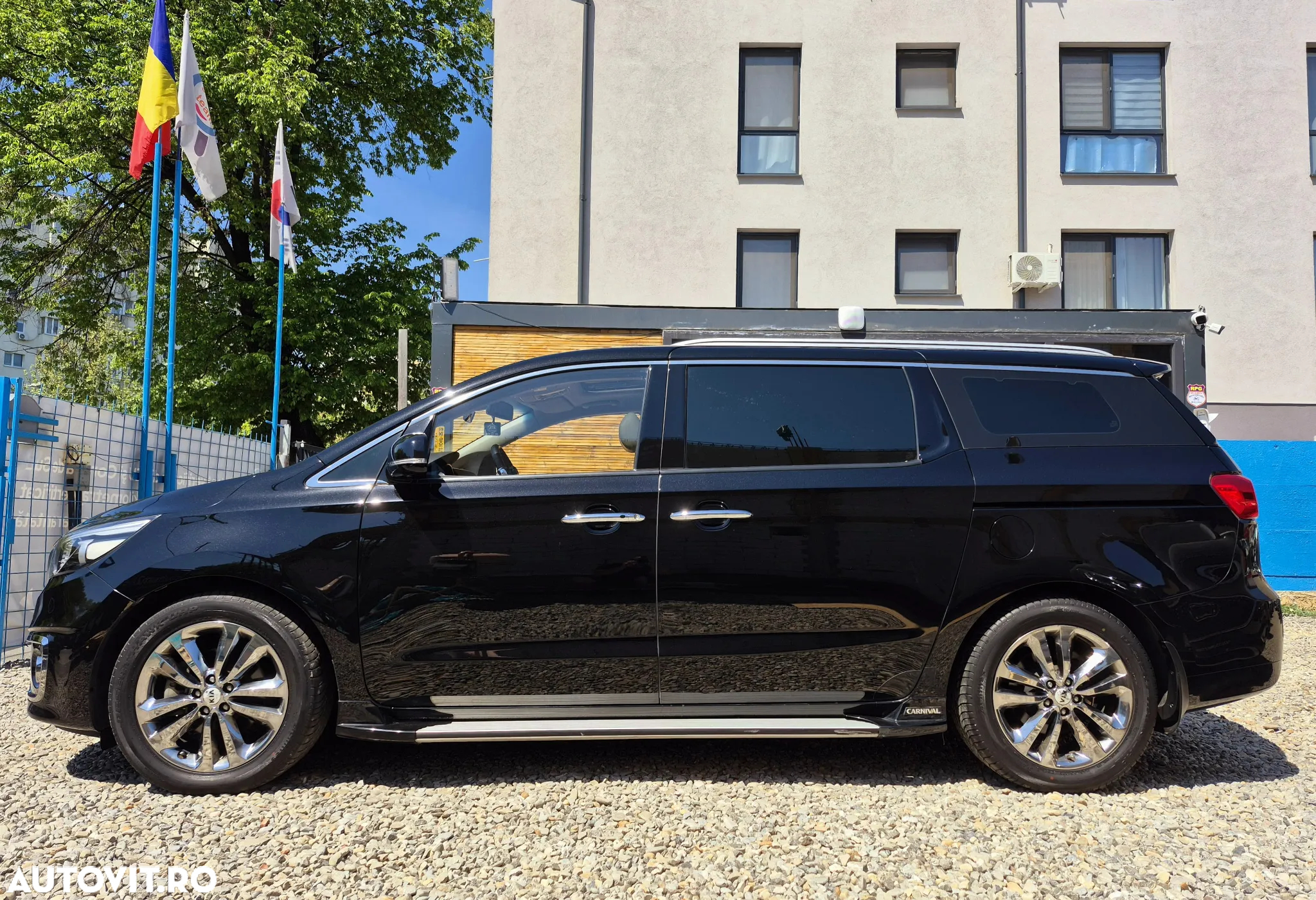 Kia Carnival - 32