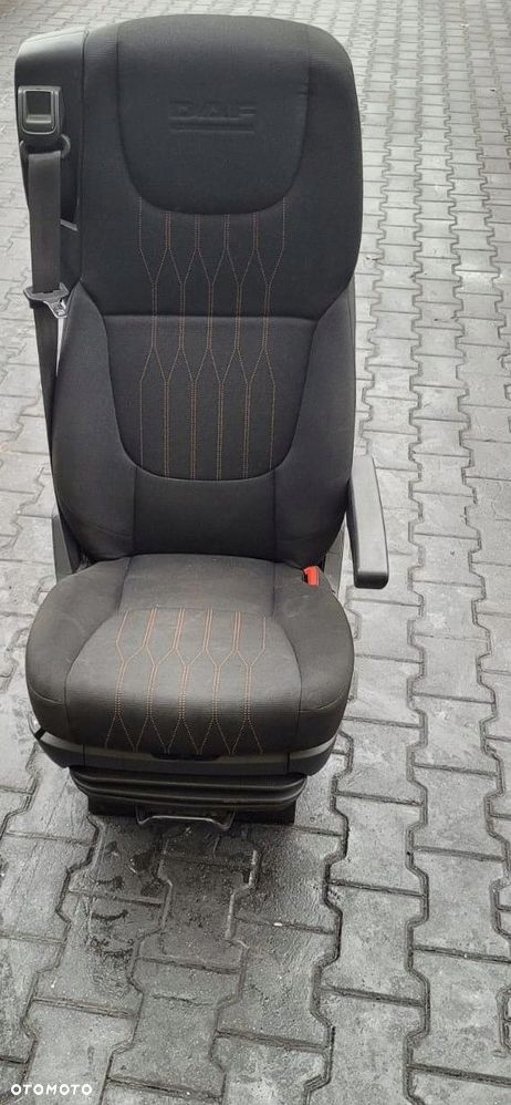 FOTEL PNEUMATYCZNY PASAŻERA PRAWY DAF XF 106 - 1
