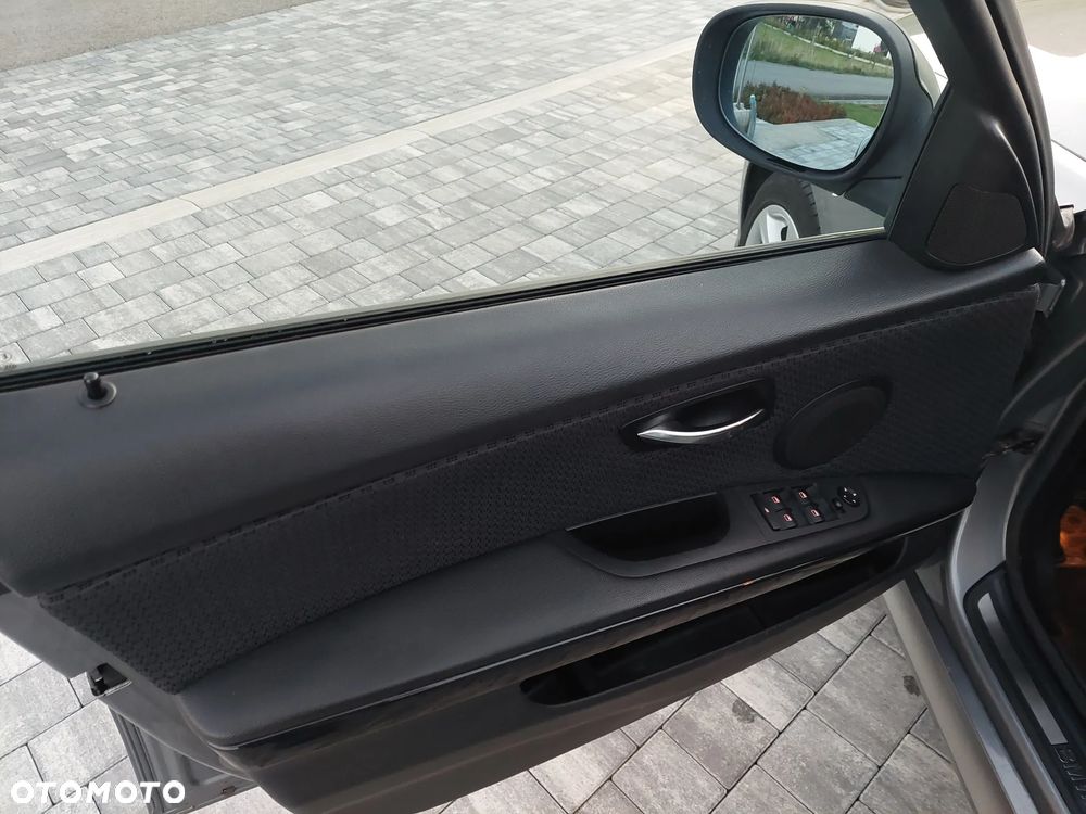 BMW Seria 3 320d xDrive DPF - 27