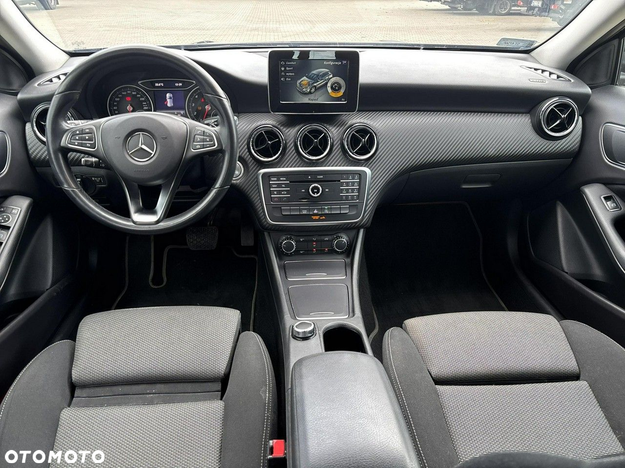 Mercedes-Benz GLA 180 7G-DCT - 13