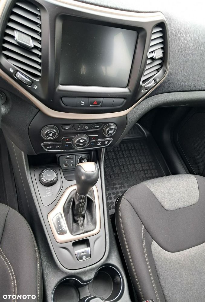Jeep Cherokee - 24