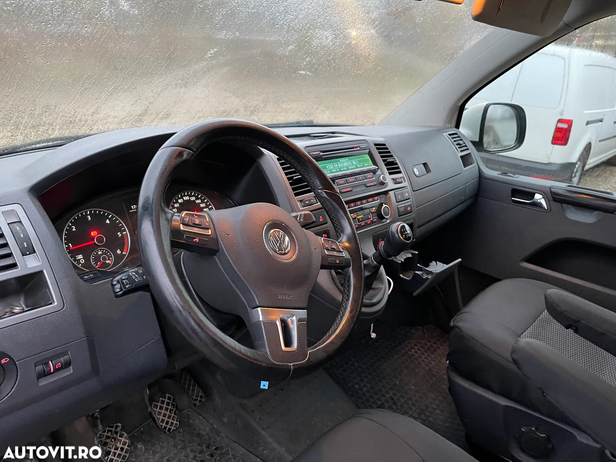 Volkswagen Caravelle - 8