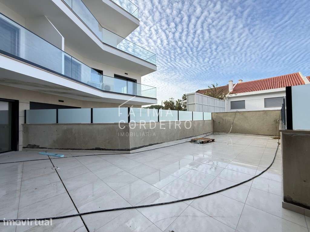 T2 com Terraço de 72m2 com Jacuzzi - Sto António da Caparica - Grande imagem: 3/23