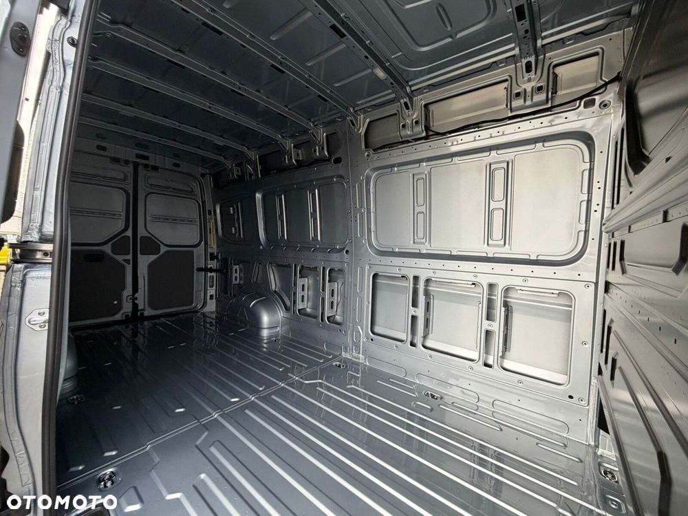 Volkswagen Crafter 35 2.0 TDI L4H3 4490 177KM AUTOMAT - 24