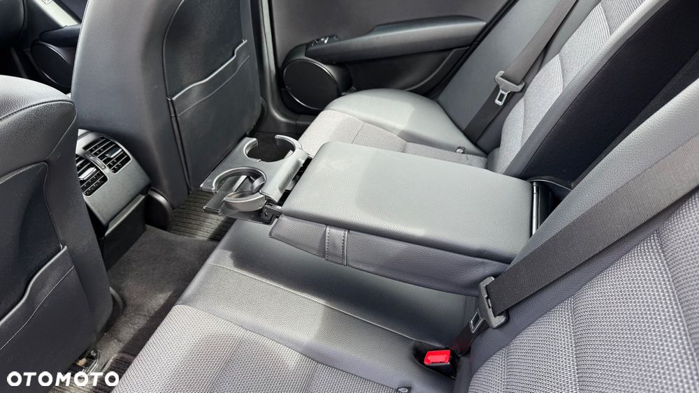 Mercedes-Benz Klasa C 180 CGI BlueEff Avantgarde - 27