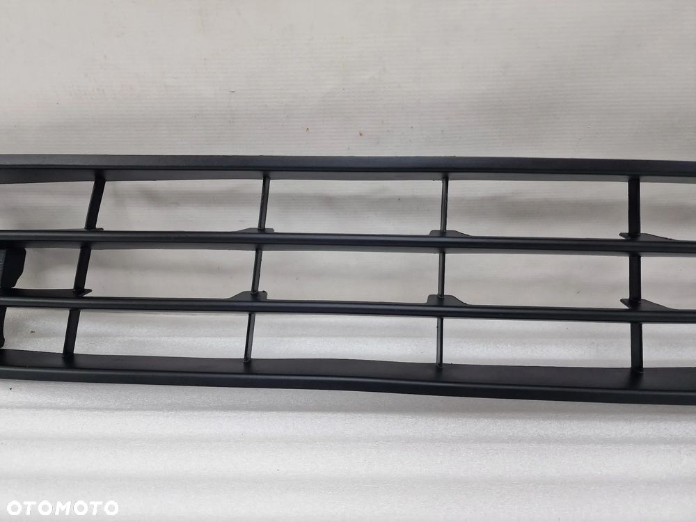 SUZUKI BALENO II 15- KRATKA ŚRODKOWA ZDERZAKA PRZEDNIEGO , NR 71721-68P0 , NR AUKCJI K289 - 3