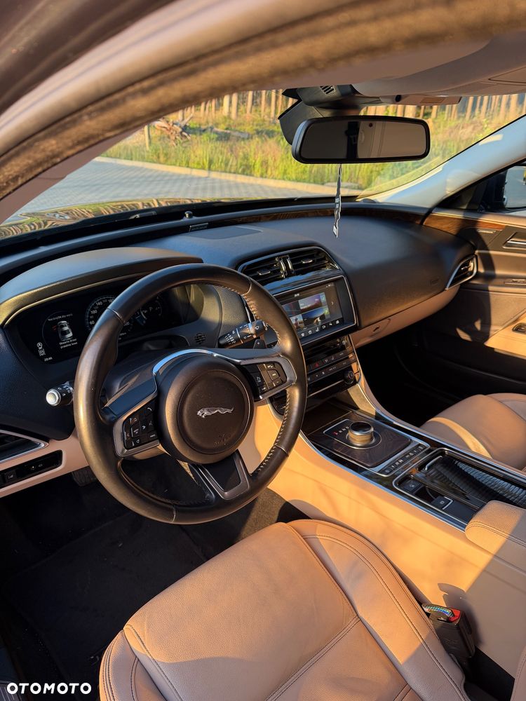 Jaguar XE 2.0 D Portfolio - 10