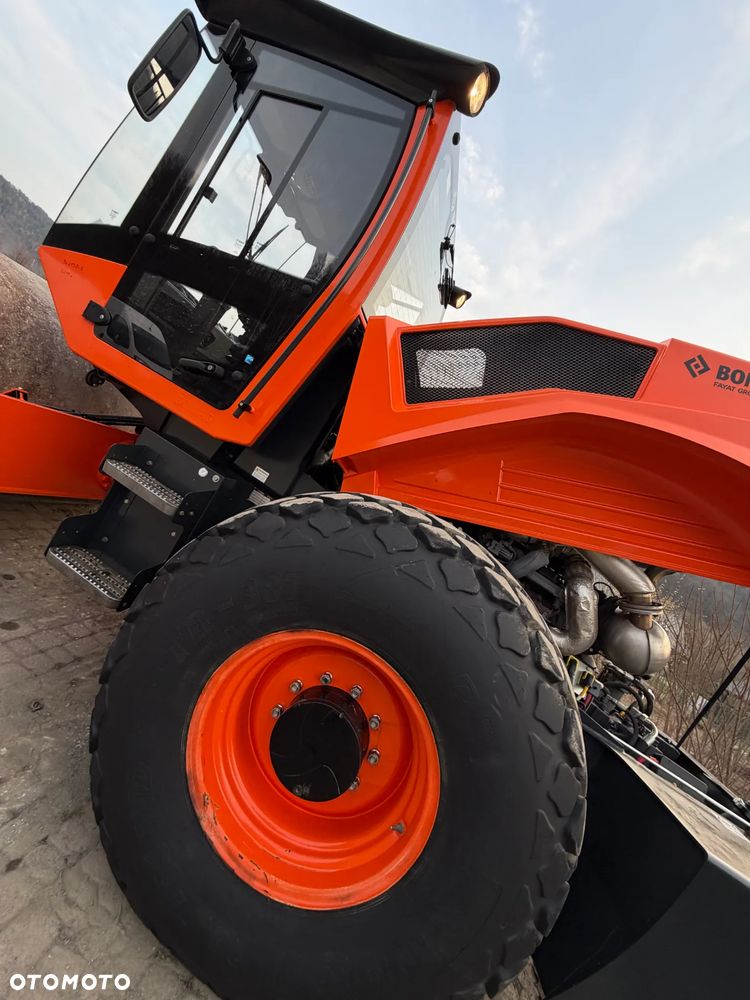 Bomag BW213 D-5 Walec Drogowy Terenowy 15 ton. Import Norwegia 2020 rok. 1050 Mtg. silnik DEUTZ 4cyl. 140 km. Maszyna nie różni się od Nowej z salonu! Klima wentylacja. Serwisy w Dekra AKTUALNE. Zero zniszczeń IGŁA !! Gotowa do długiej pracy. Po dużych serwisach eksploatacyjnych w Norwegii. Walec z Upadłości od pierwszego właściciela. Jego historia od nowosci to jedna robota na stadionie miejskim! Jedyna taka okazja! - 23