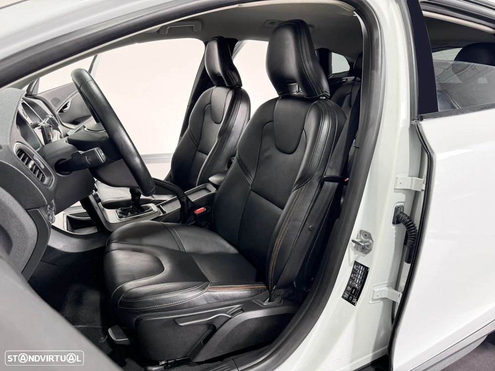 Volvo V40 Cross Country D2 Momentum - 30