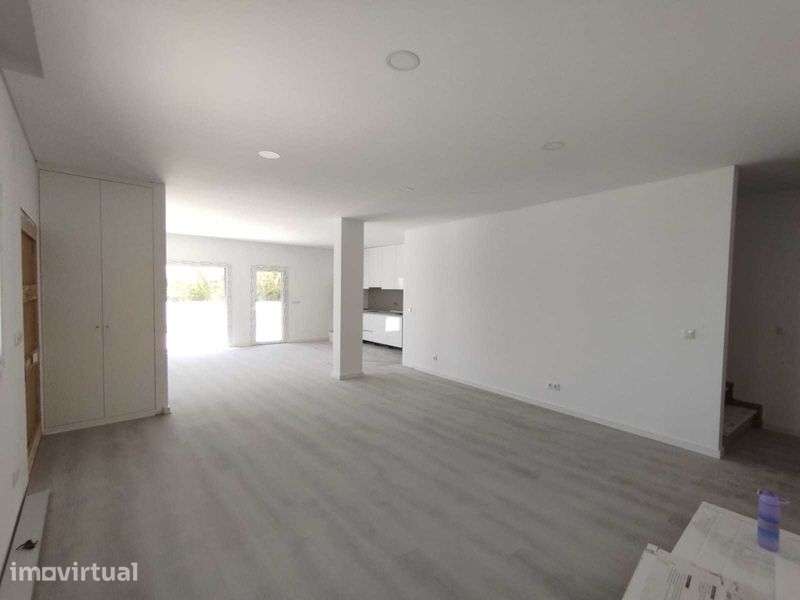 Moradia Nova - T4 em Camarate com Garagem e com lote de 456,62m2 - Grande imagem: 3/11