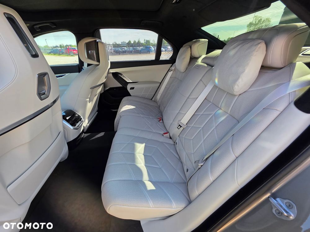 BMW Seria 7 M760e PHEV xDrive sport - 16