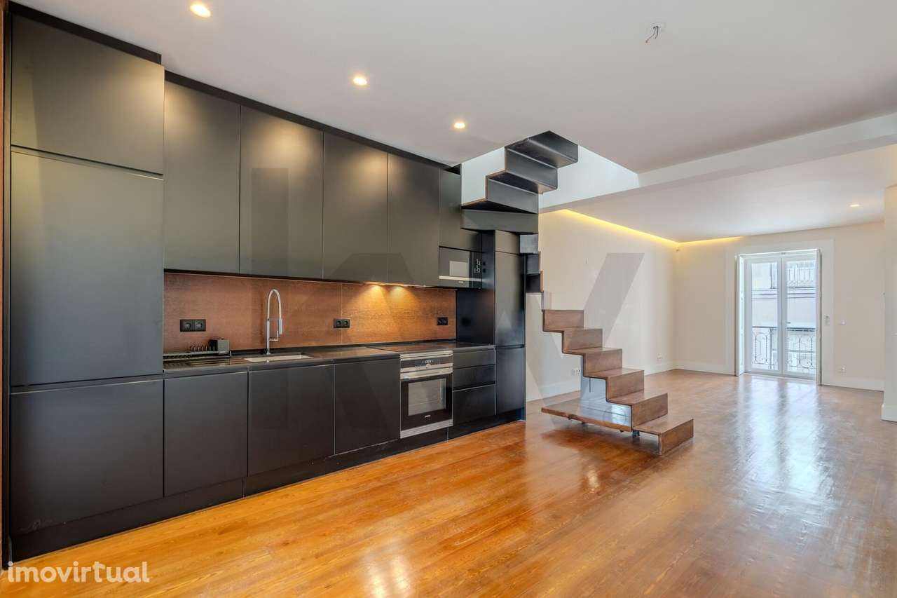 Sofisticado T2 Duplex Renovado com Suítes e Varandas no Príncipe Real - Grande imagem: 3/31