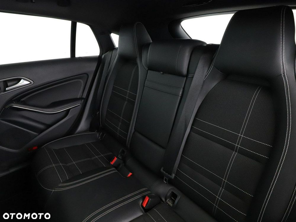 Mercedes-Benz CLA 200 7G-DCT Urban - 18
