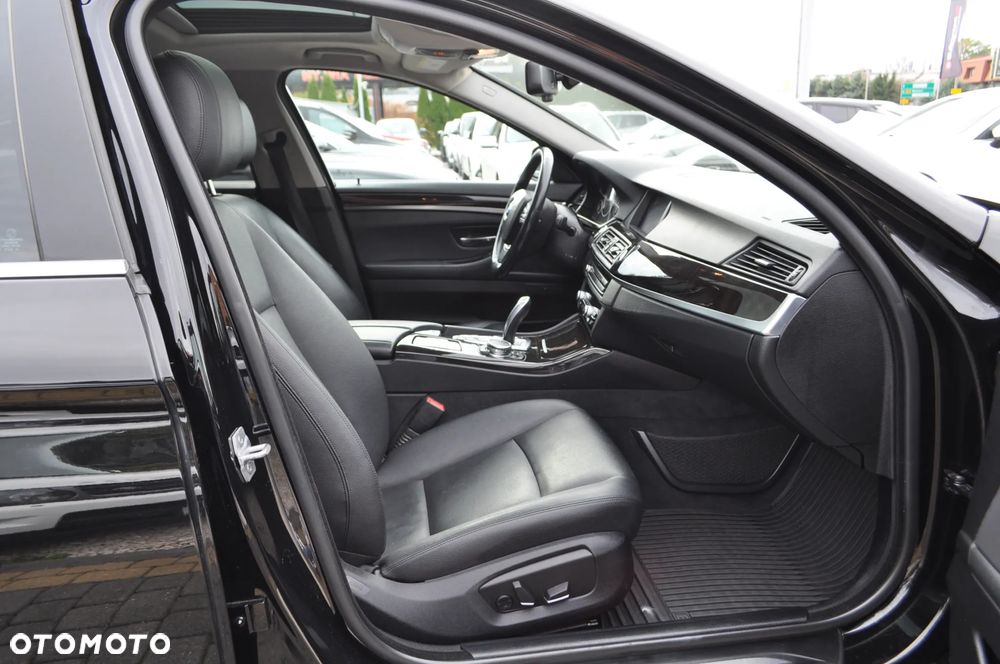 BMW Seria 5 528i xDrive Sport-Aut Modern Line - 32