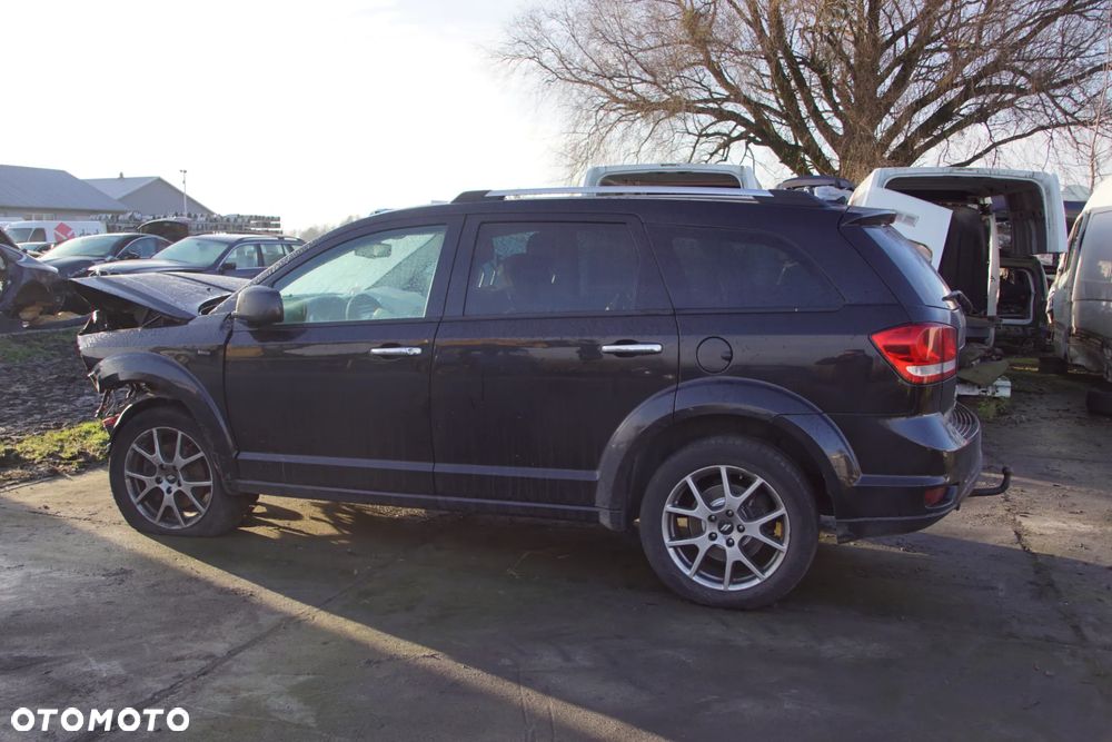 Auto na części - Fiat Freemont 2.0 MultiJet 140 KM 939B5000 C63563517 628 2014R Silnik Skrzynia Drzwi Błotnik Lusterko Zderzak Klapa Lampa Deska Kokpit Sterownik Moduł Czujnik Licznik Wyświetlacz Kierownica Panel - 8