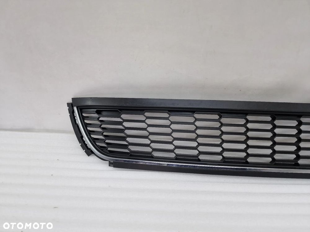 VW POLO 6R0 08- KRATKA ŚRODKOWA ZDERZAKA PRZEDNIEGO Z CHROMEM , NR 6R0853677B , NR AUKCJI K167 - 8