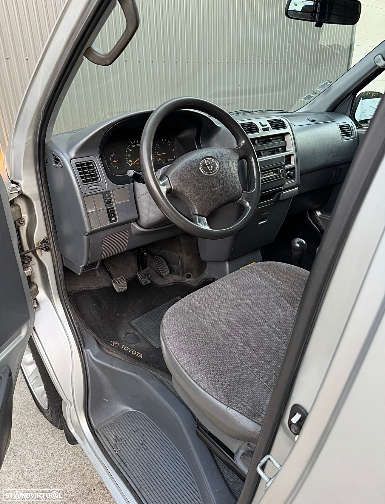 Toyota Hiace - 15