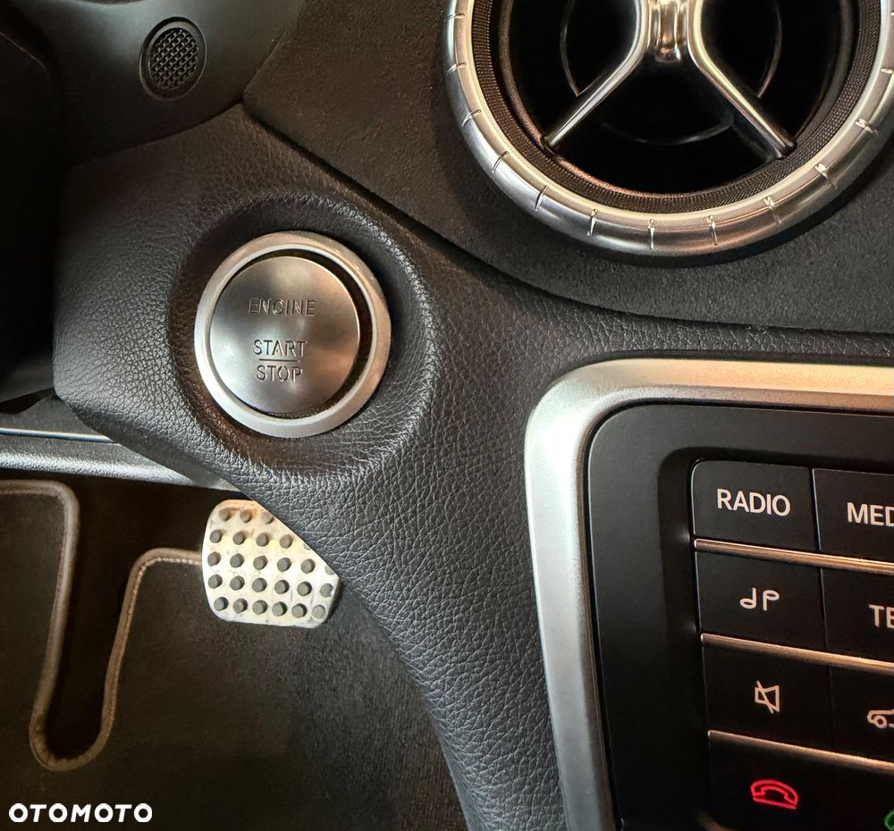 Mercedes-Benz CLA 200 7G-DCT AMG Line - 12