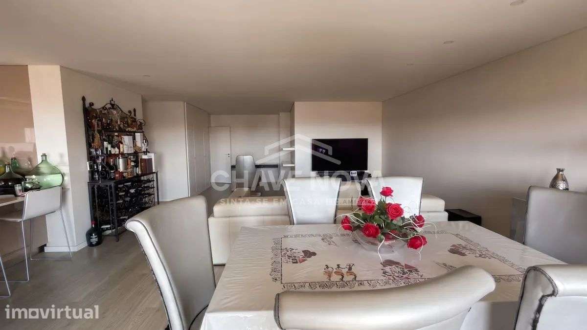 Apartamento T4 c/ Garagem Box em Santa Marinha (Gaiashopping) - Grande imagem: 2/37