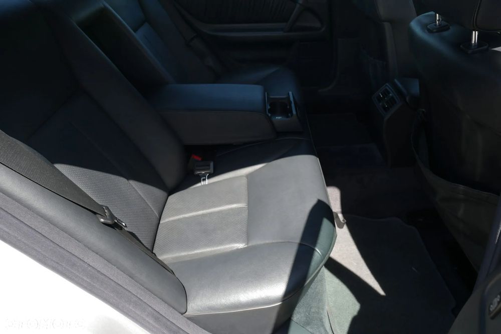 Mercedes-Benz Klasa E 240 Elegance - 28