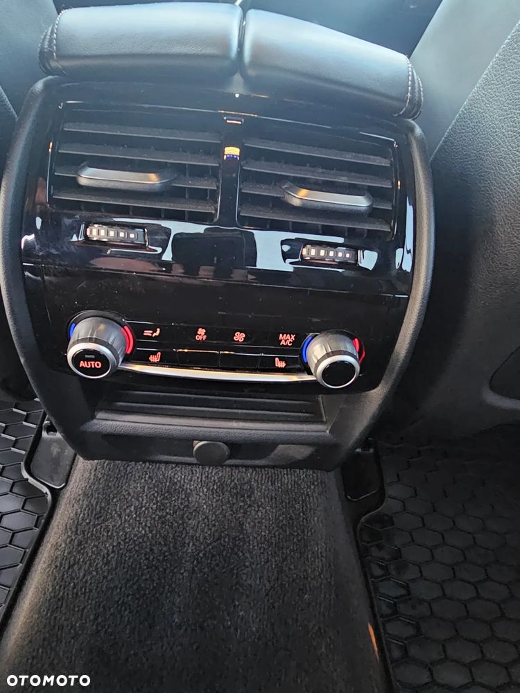 BMW Seria 5 M550i xDrive sport - 12