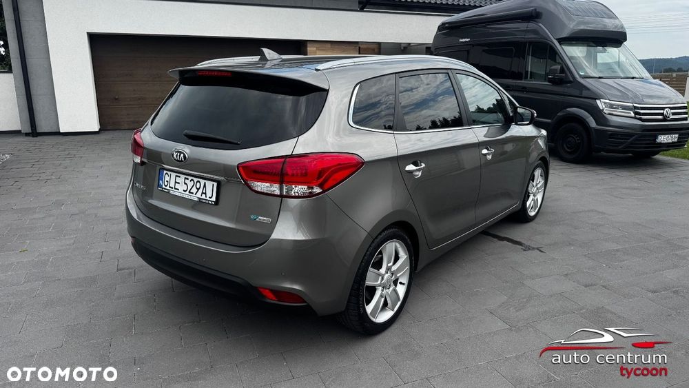 Kia Carens - 8