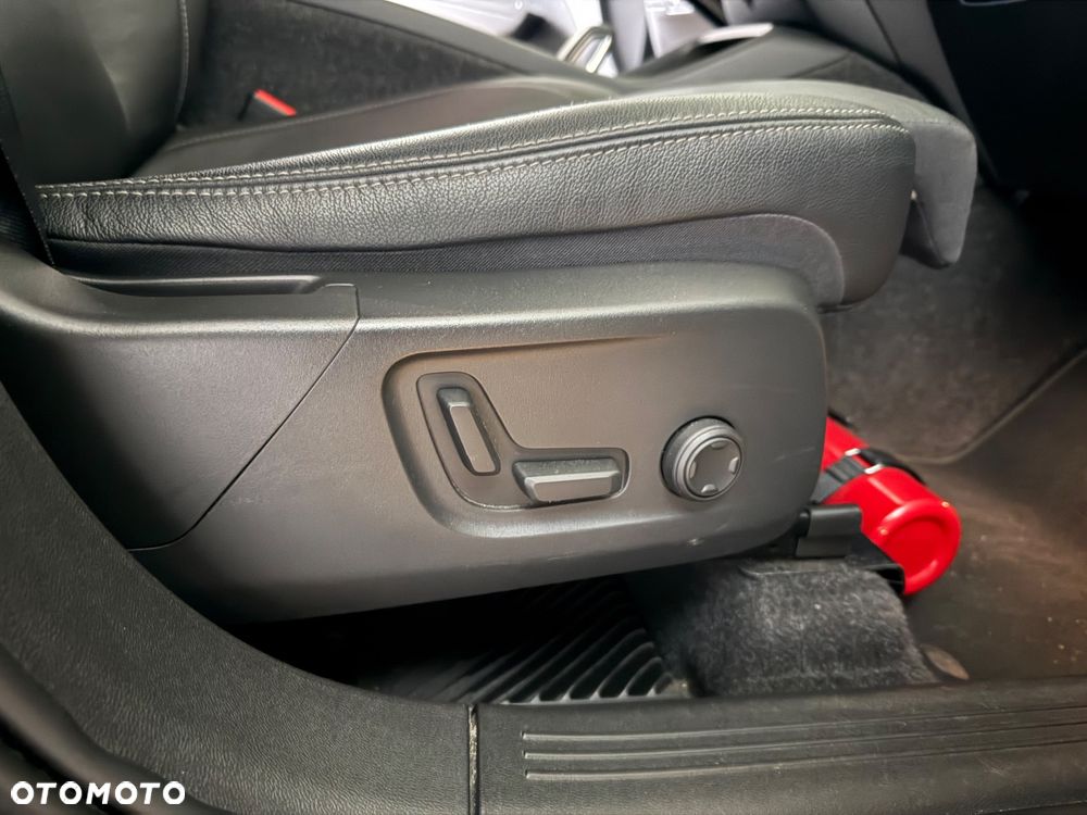 Volvo XC 40 B4 B DKG Ultra Dark - 29