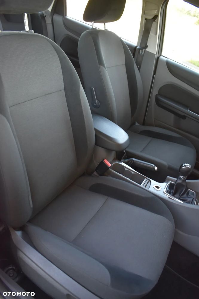 Ford Focus 2.0 16V Ghia - 25