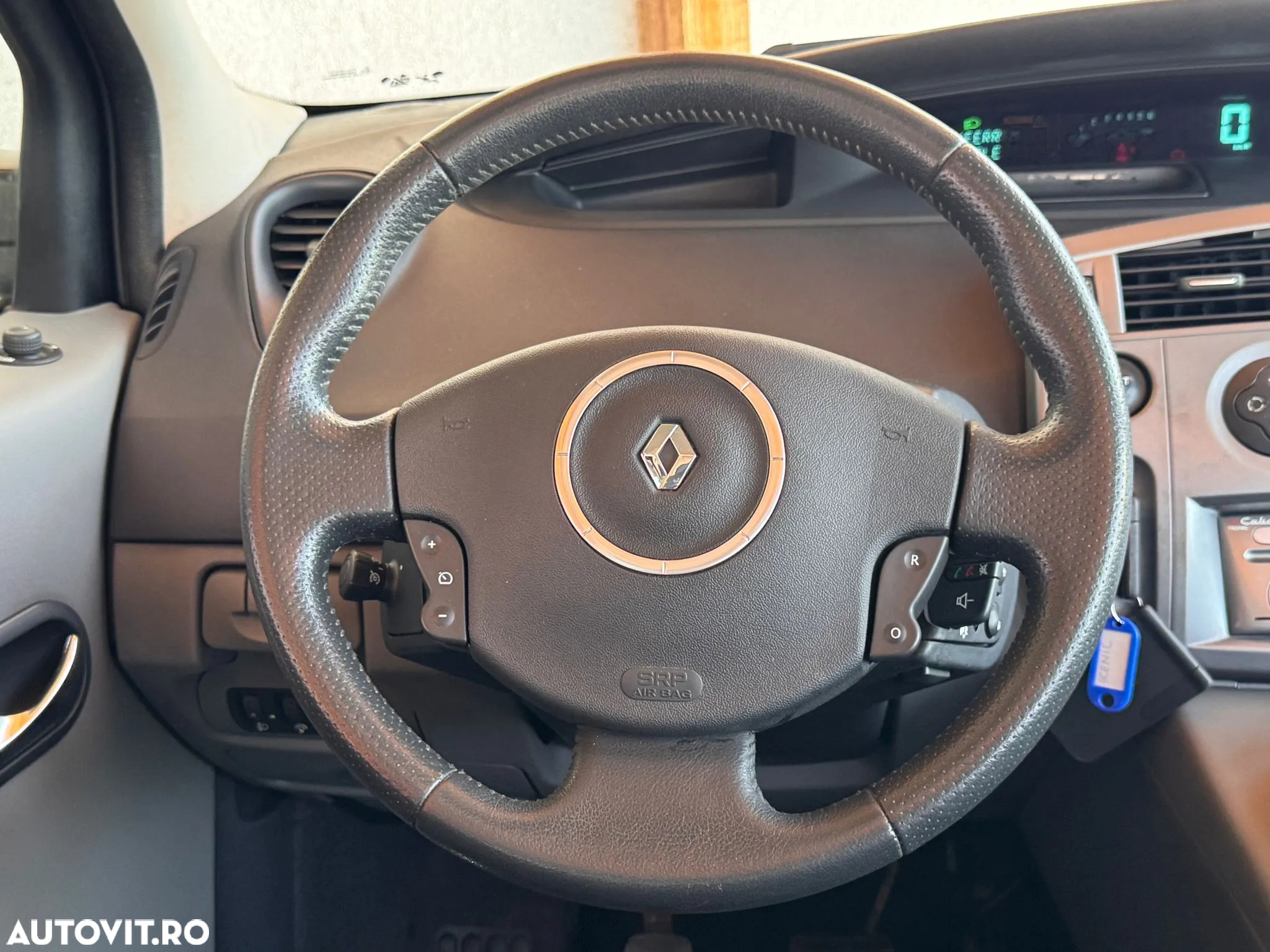 Renault Grand Scenic - 10