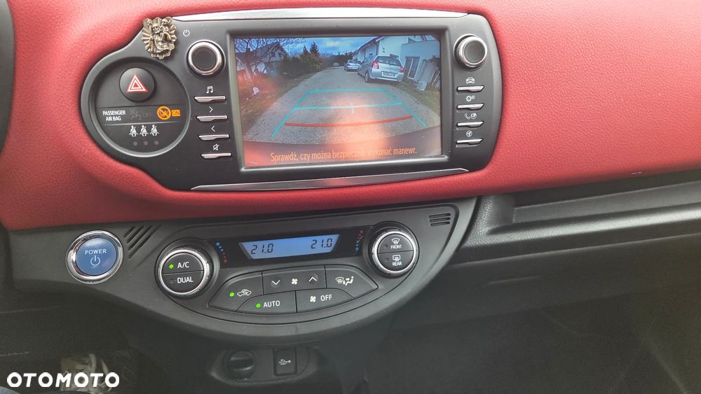 Toyota Yaris Hybrid 100 Selection Platinum - 12