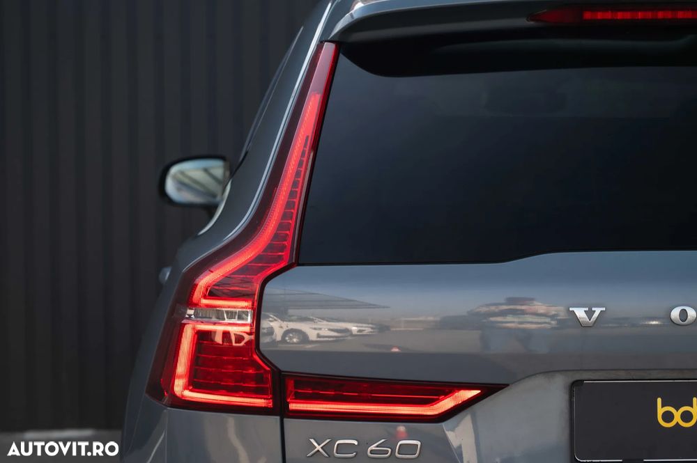 Volvo XC 60 B4 MHEV AT AWD Plus Dark - 10