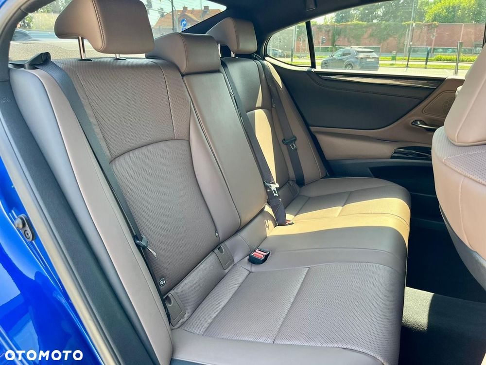 Lexus ES 300h F Sport Design - 7