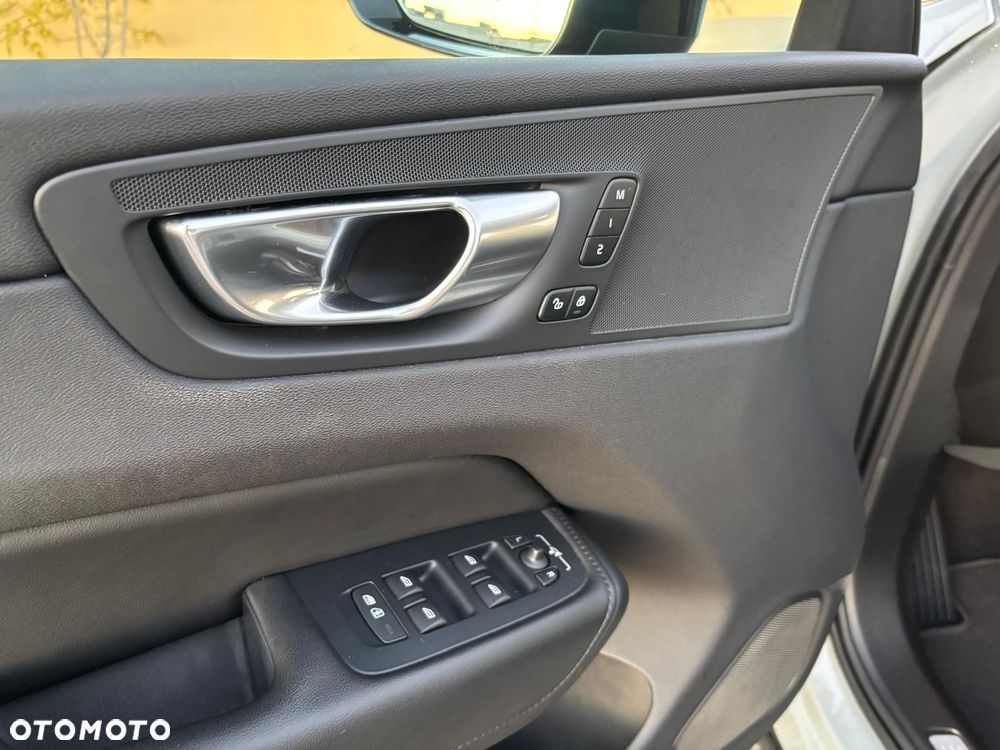 Volvo XC 60 B4 D Plus Dark - 25