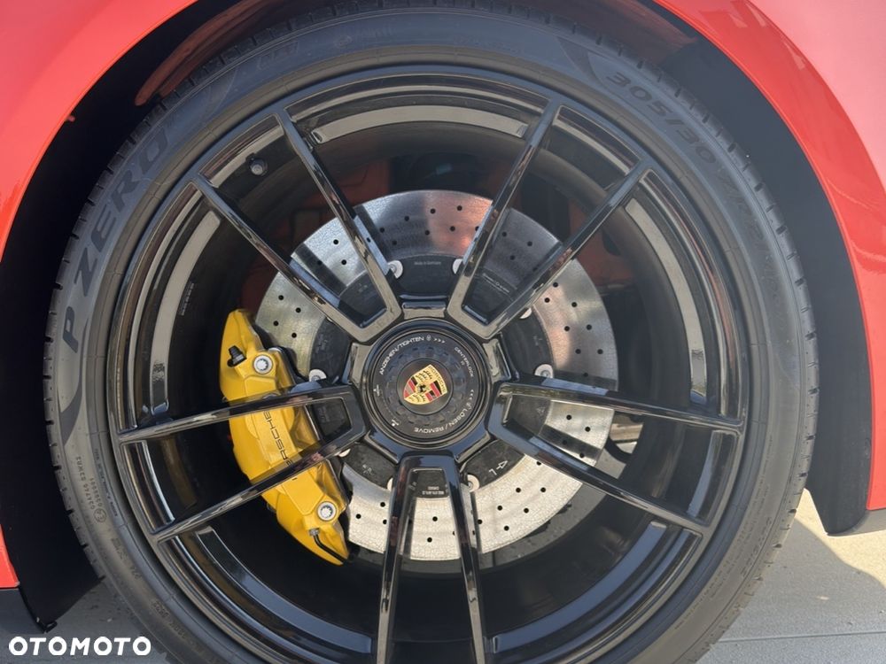 Porsche 911 Carrera 4 GTS - 11
